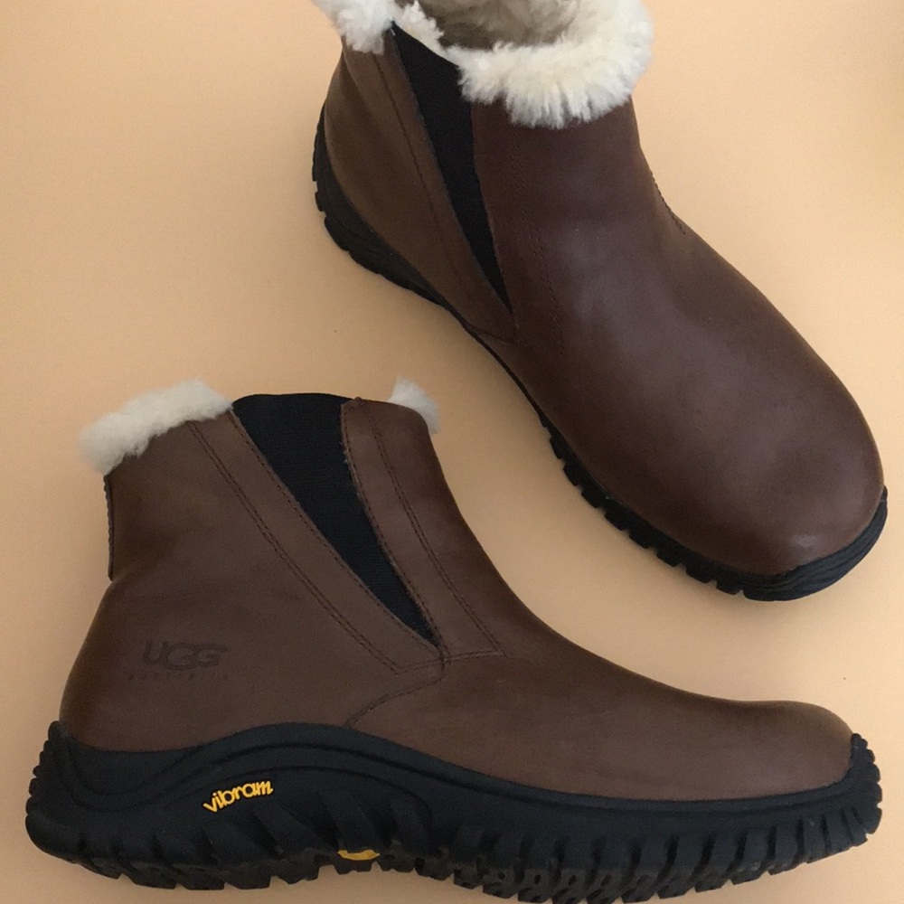 Men’s UGG pull on Sherpa lined Chelsea boots